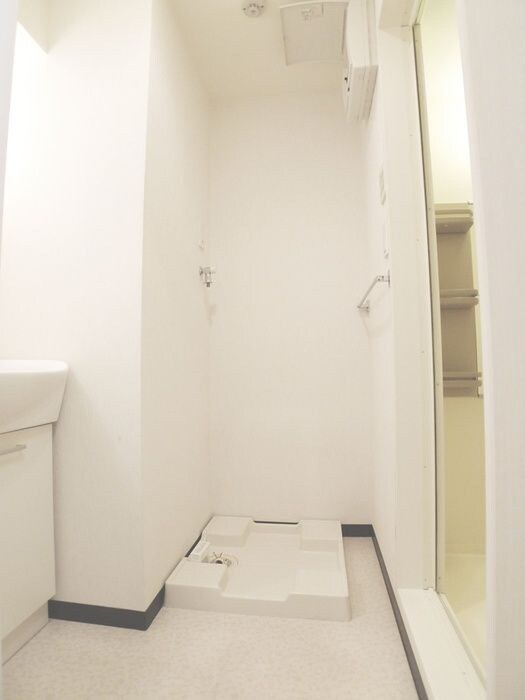 物件内観写真15　(洗濯機置場)