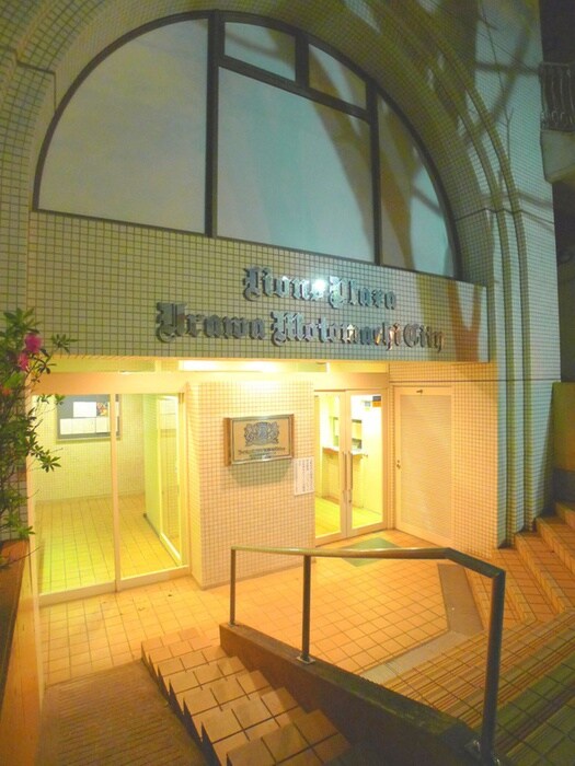 物件外観写真3　(エントランス部分)