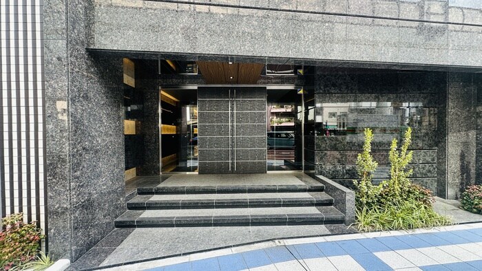 物件外観写真2　(エントランス部分)