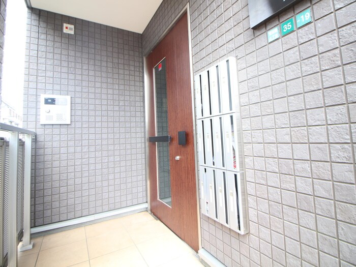 物件外観写真2　(エントランス部分)