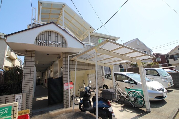 物件外観写真2　(エントランス部分)