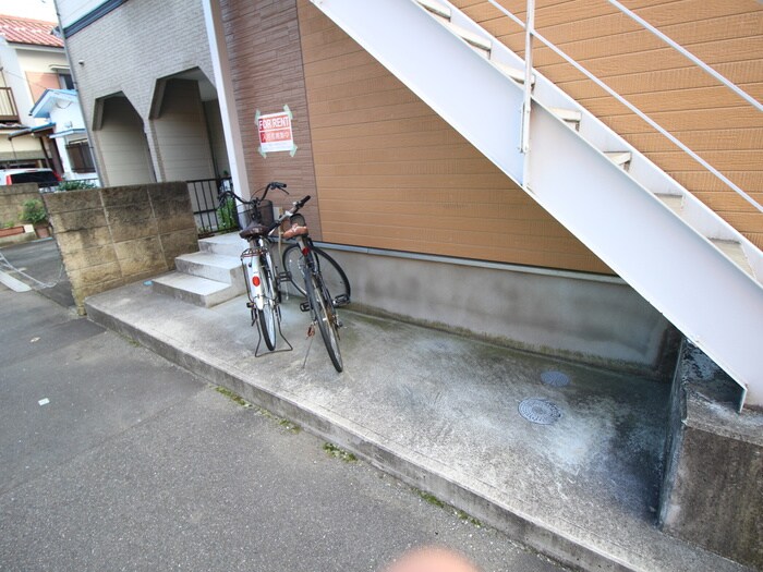 物件外観写真4　(駐輪場)