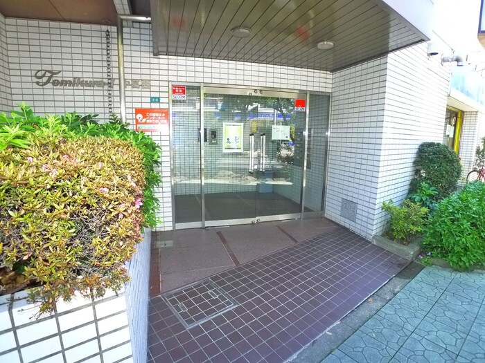 物件外観写真2　(エントランス部分)