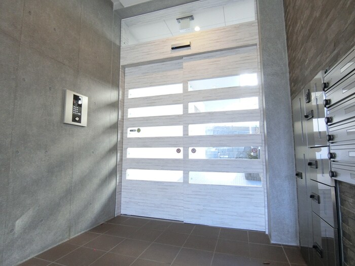 物件外観写真3　(エントランス部分)