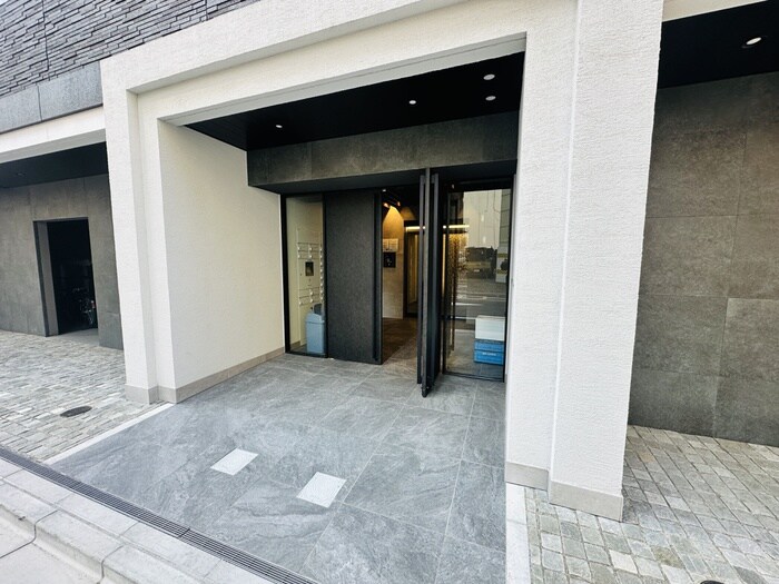 物件外観写真2　(エントランス部分)