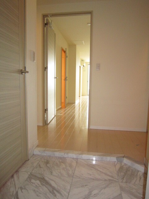 物件内観写真11　(玄関)