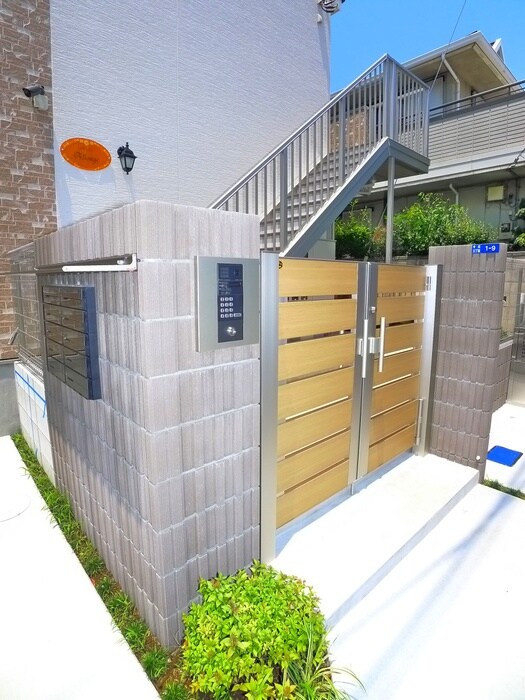 物件外観写真2　(エントランス部分)