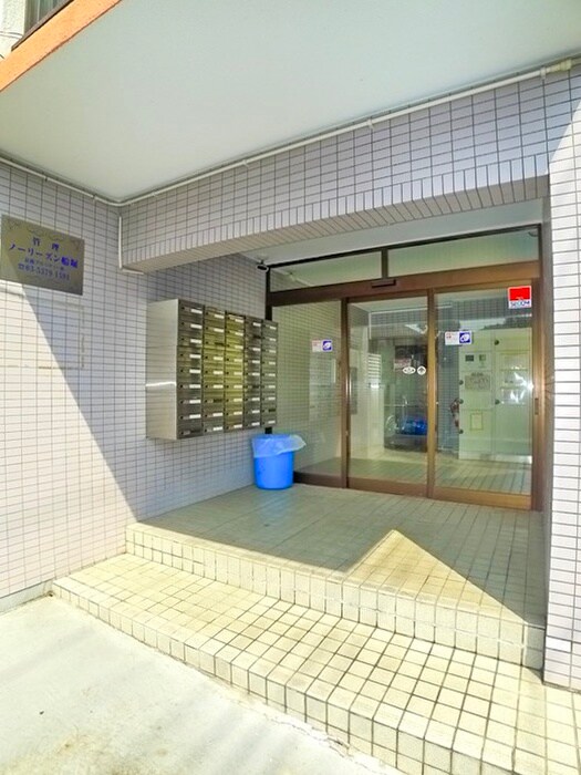 物件外観写真4　(エントランス部分)