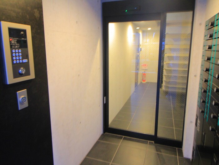 物件外観写真4　(エントランス部分)