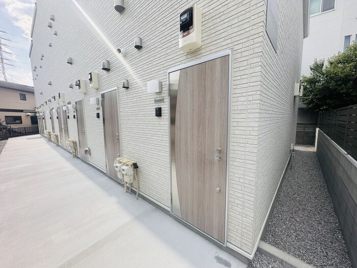 物件外観写真2　(エントランス部分)