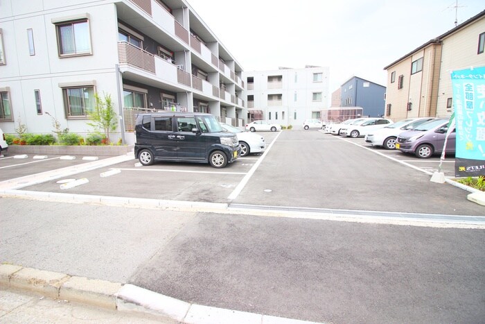 物件外観写真5　(駐車場)