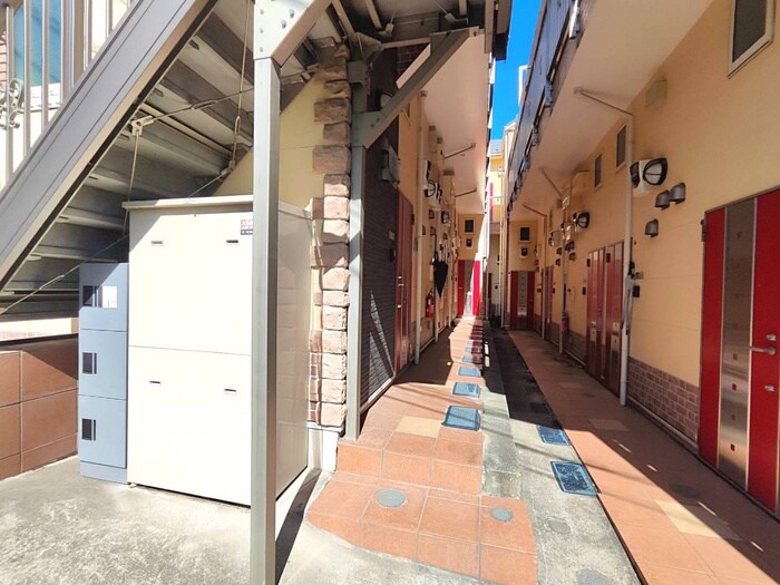 物件外観写真5　(エントランス部分)