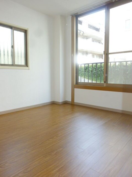 物件内観写真7　(室内からの展望)