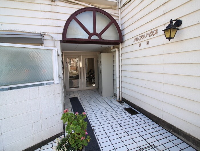 物件外観写真3　(エントランス部分)