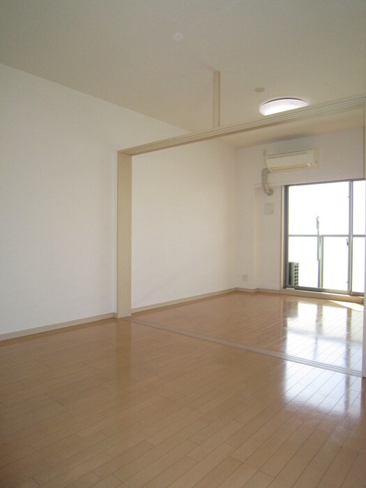 物件内観写真8　(室内からの展望)