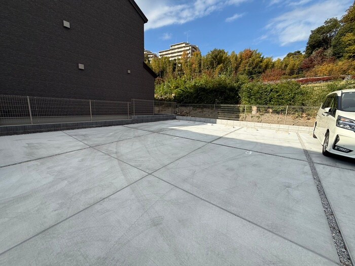 物件外観写真3　(駐車場)