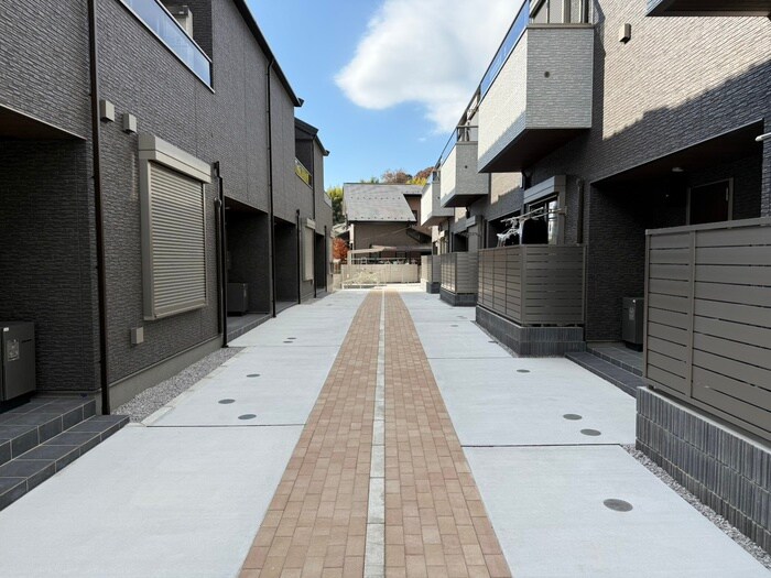 物件外観写真5　(エントランス部分)