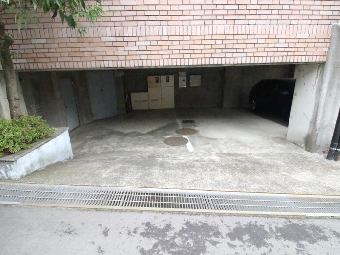 物件外観写真3　(駐車場)