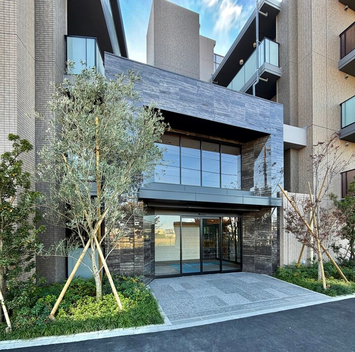 物件外観写真2　(エントランス部分)