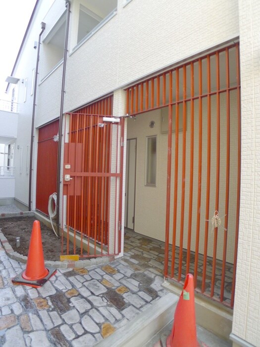 物件外観写真3　(エントランス部分)