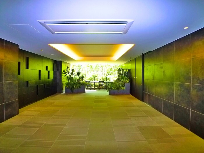 物件外観写真1　(エントランス部分)