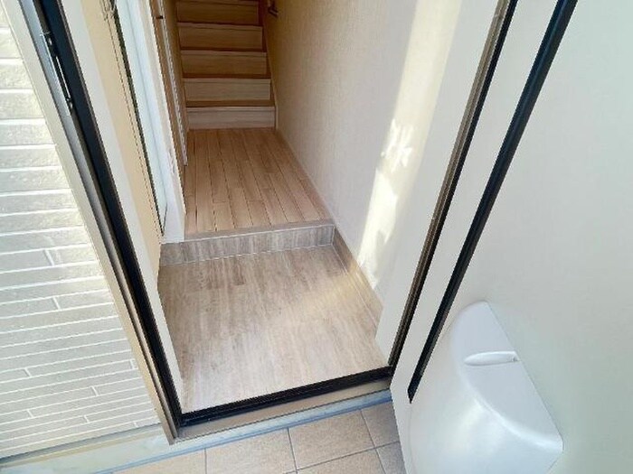 物件内観写真5　(玄関)