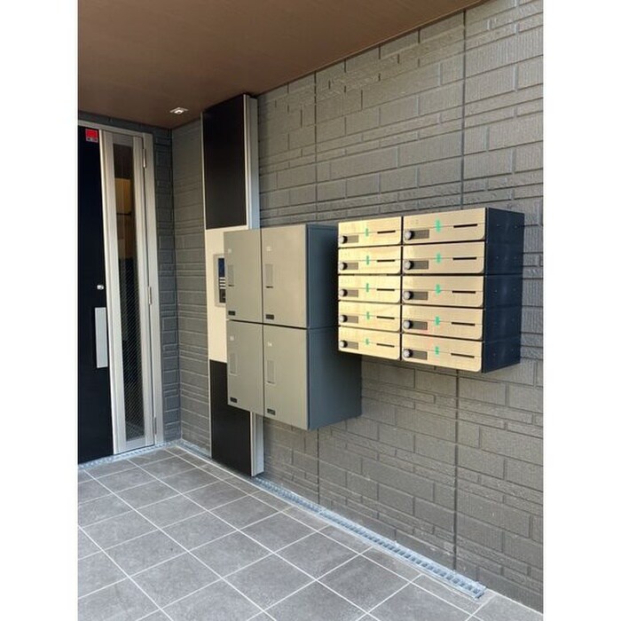 物件外観写真3　(エントランス部分)