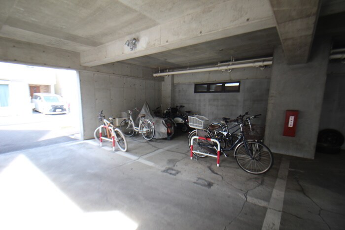 物件外観写真3　(駐輪場)