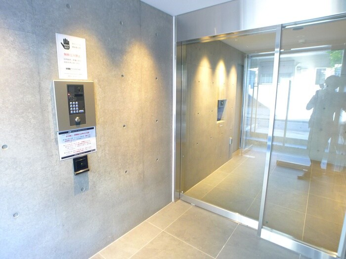 物件外観写真3　(エントランス部分)