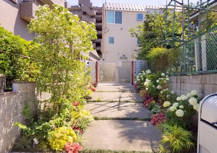 物件外観写真2　(エントランス部分)