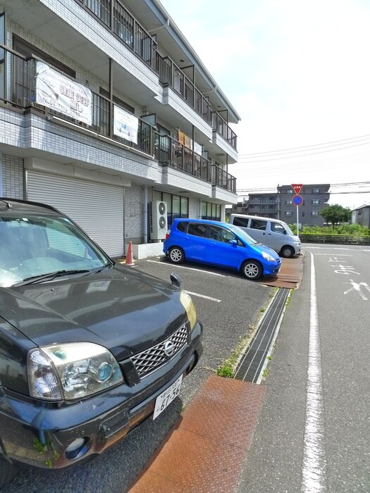 物件外観写真4　(駐車場)