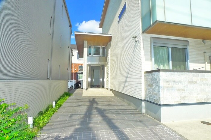 物件外観写真2　(エントランス部分)