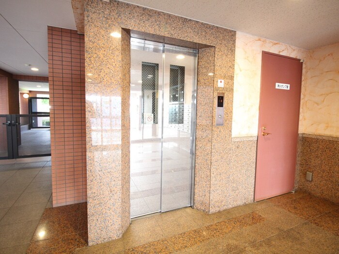 物件外観写真4　(エントランス部分)