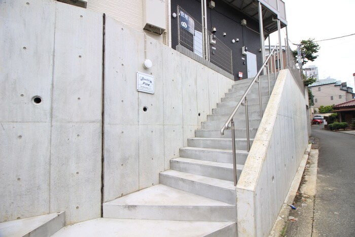 物件外観写真4　(エントランス部分)