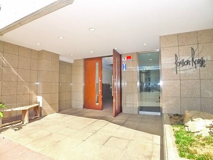 物件外観写真4　(エントランス部分)