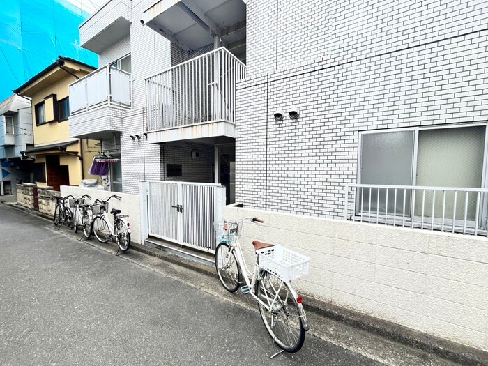 物件外観写真6　(エントランス部分)