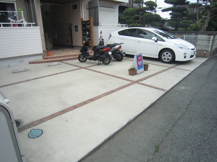 物件外観写真5　(駐車場)