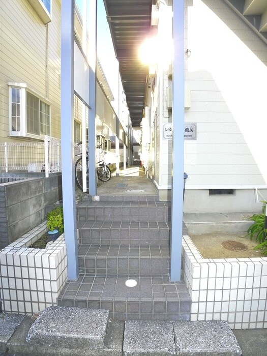 物件外観写真3　(エントランス部分)