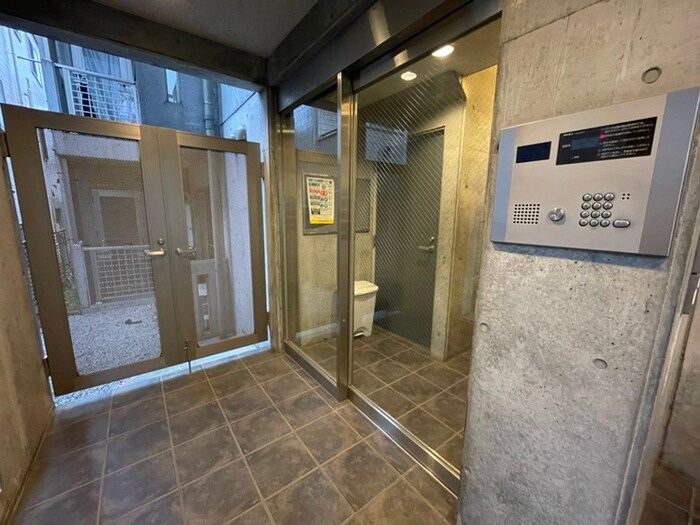 物件外観写真2　(エントランス部分)