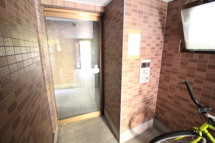 物件外観写真3　(エントランス部分)
