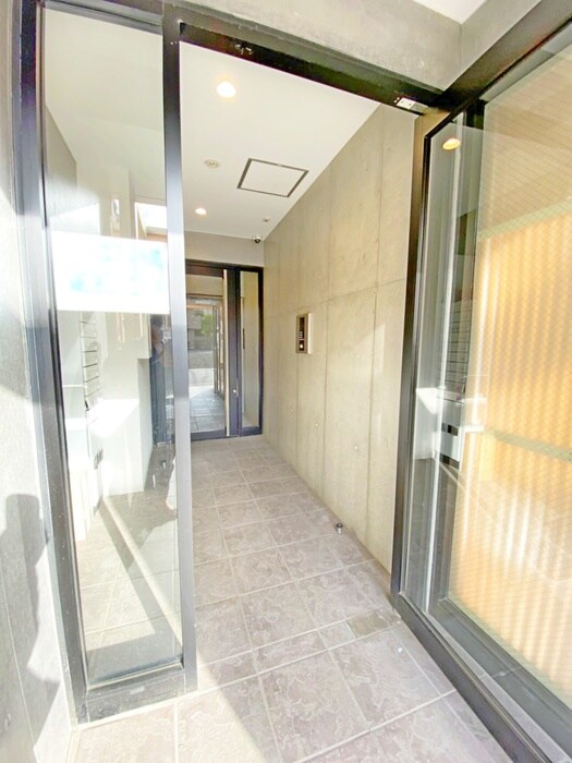物件外観写真2　(エントランス部分)