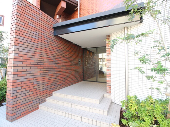 物件外観写真2　(エントランス部分)