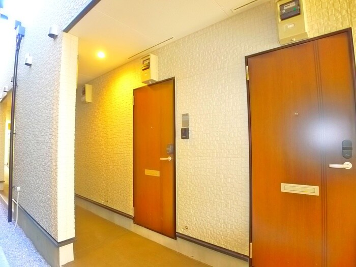 物件外観写真3　(エントランス部分)