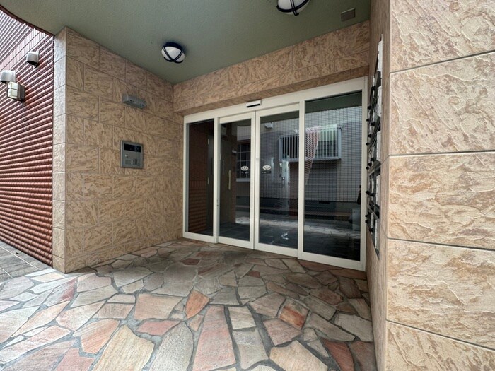 物件外観写真3　(エントランス部分)