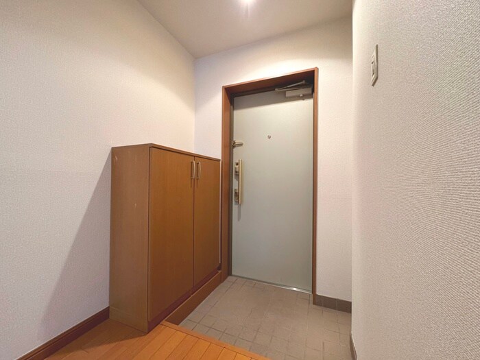 物件内観写真16　(玄関)