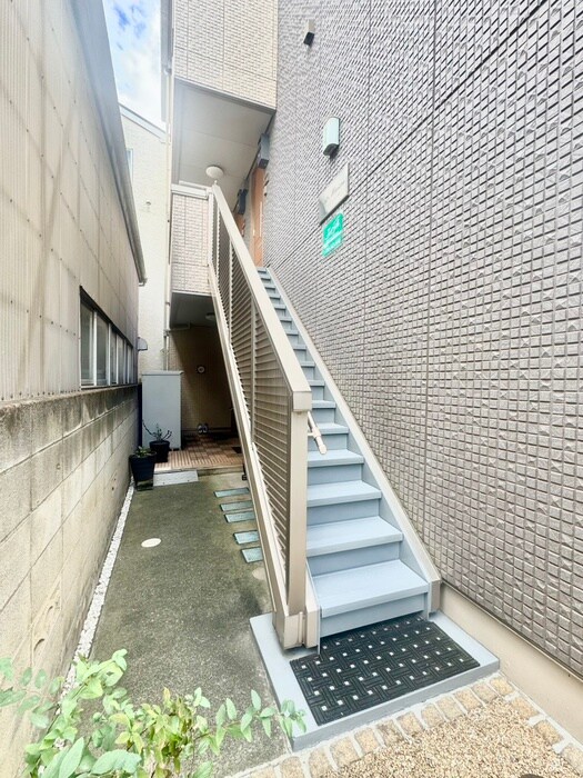 物件外観写真3　(エントランス部分)