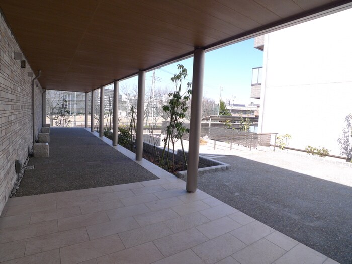 物件外観写真2　(エントランス部分)