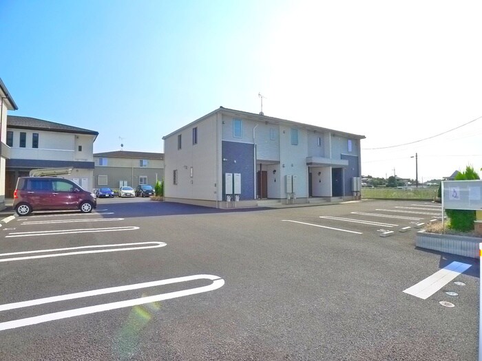 物件外観写真2　(駐車場)