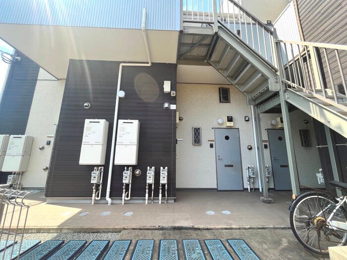 物件外観写真4　(エントランス部分)