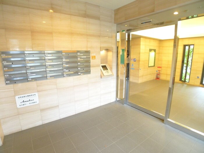 物件外観写真3　(エントランス部分)